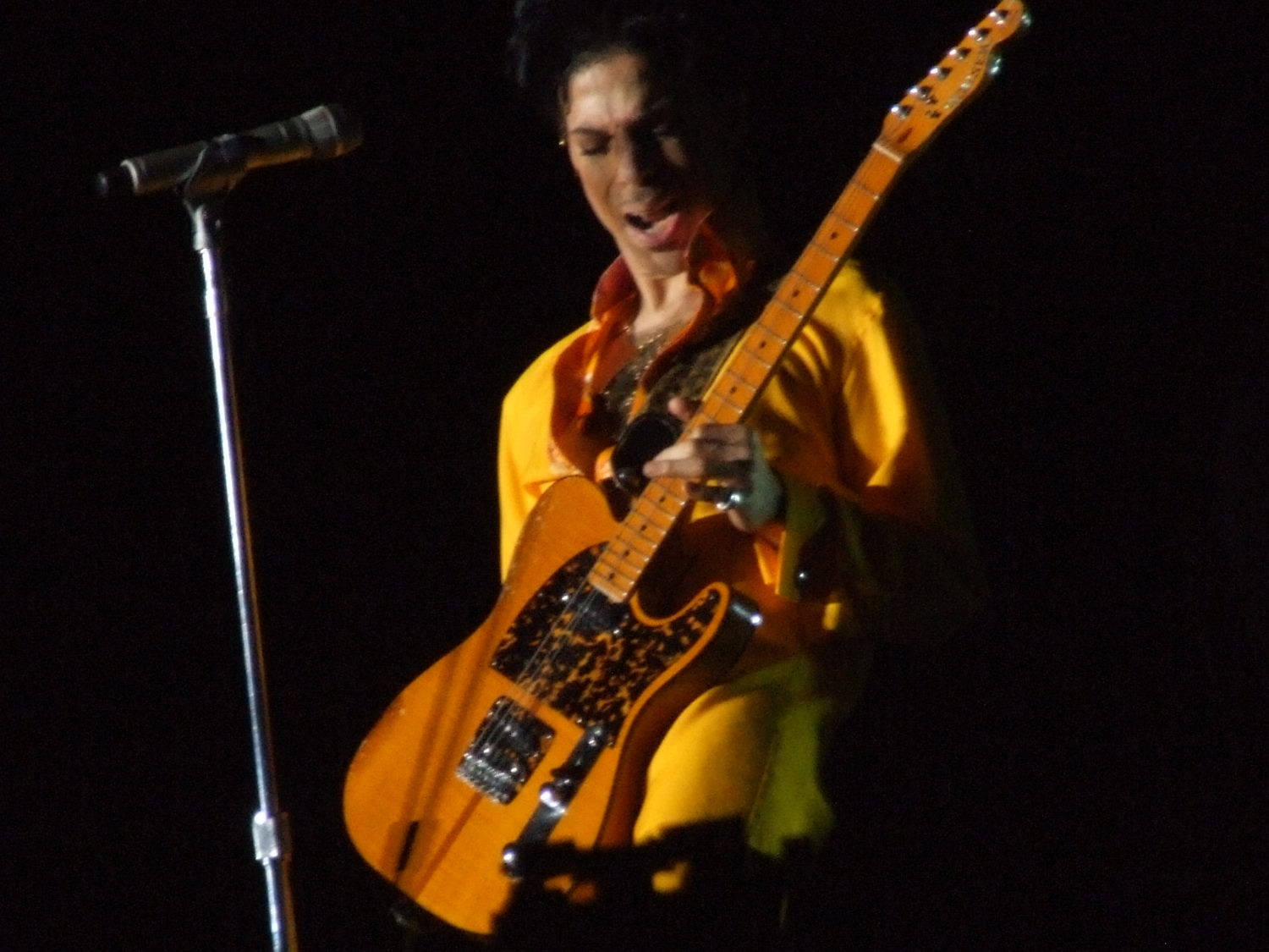 Prince avec sa guitare Telecaster Madcat
