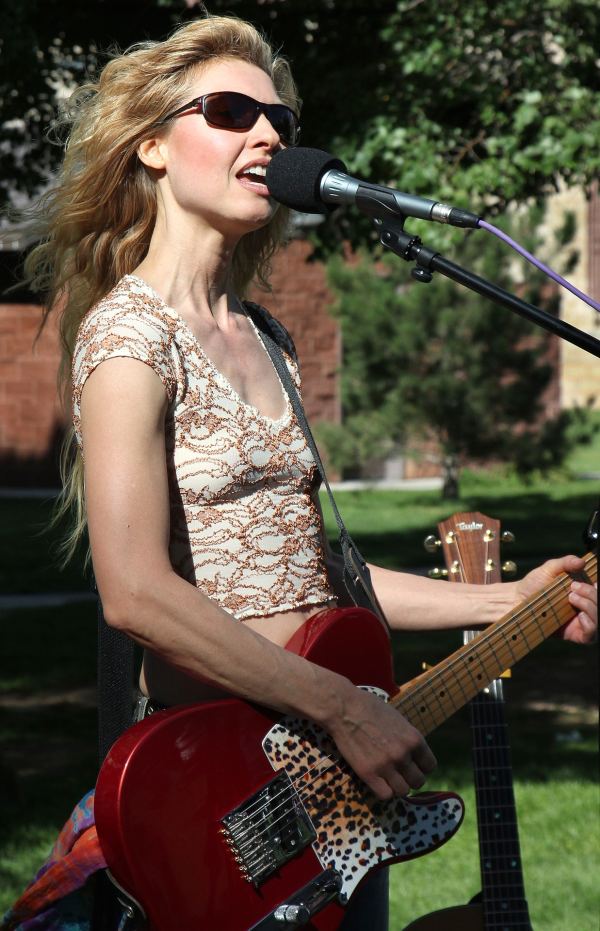 Guitare électrique Fender Telecaster dans les mains d'une femme