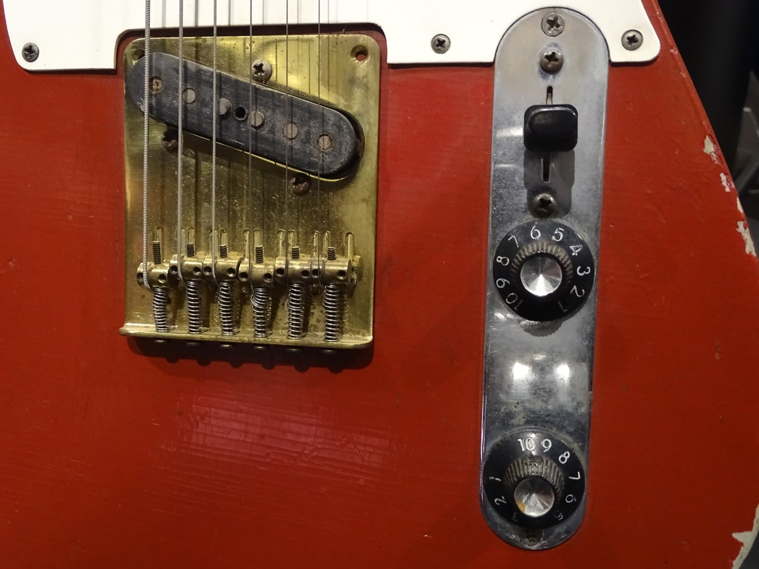 telecaster fender rouge de muddy waters en gros plan